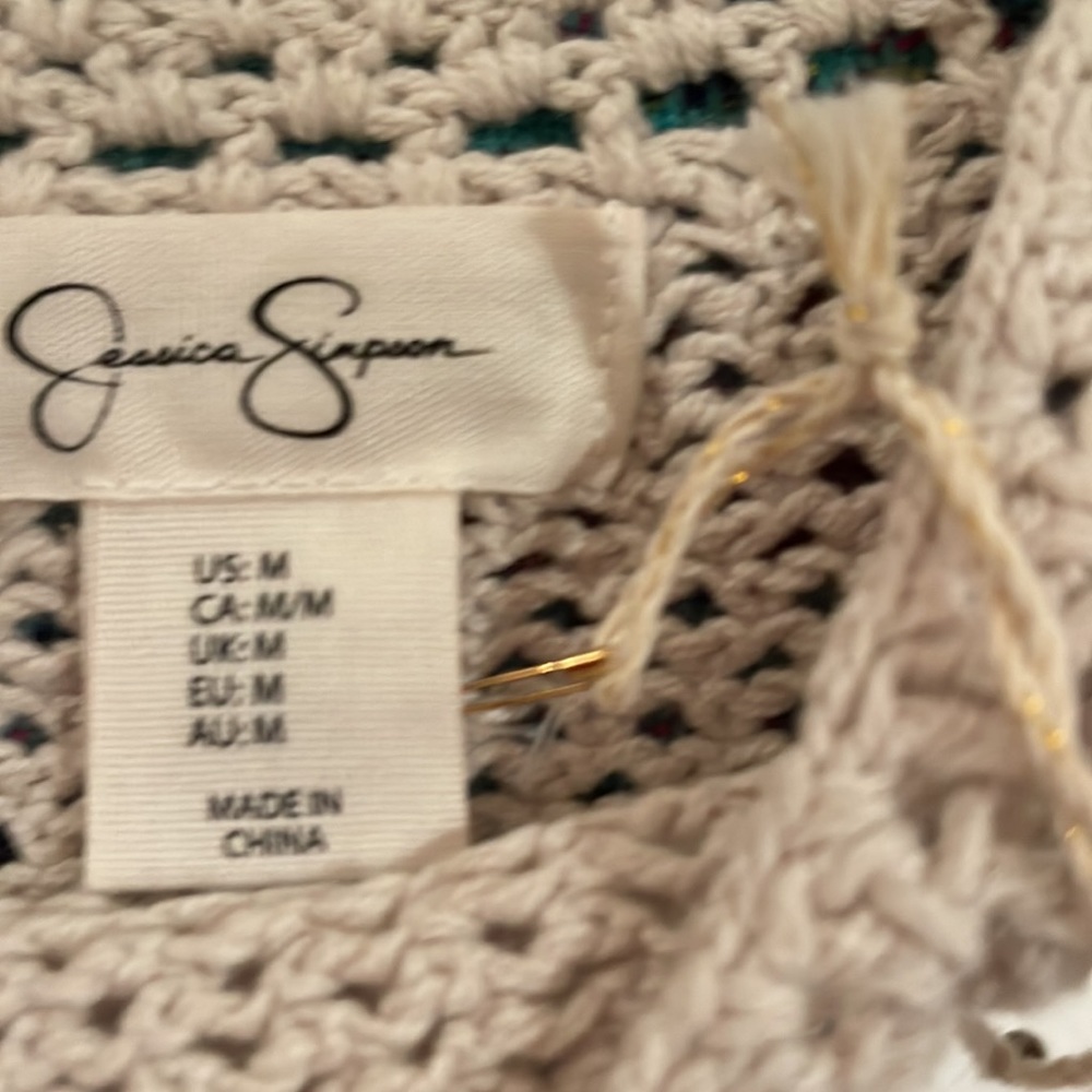 007  Cute boho Chic soft knit sweater tank with a flower knit in the center 🌼✌️ - Picture 4 of 4